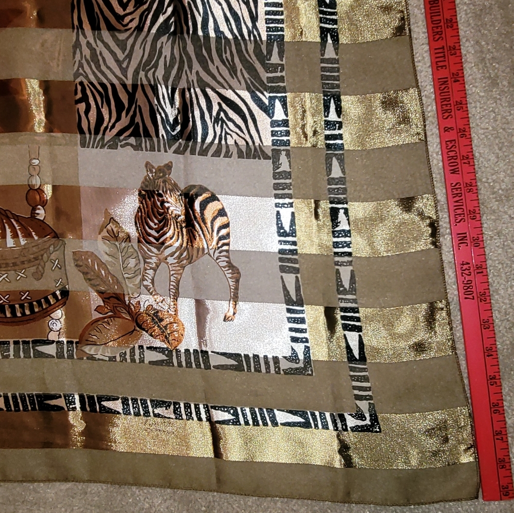 Animal motif gold, black scarf - Picture 4 of 4